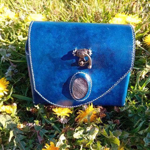 20260409_181433.heic Sac artisanal en cuir bleu nuit