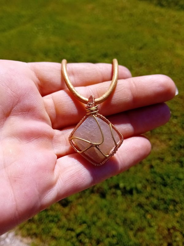 20260521_152848 Talisman "Eclat des brumes" ,Bellomorite naturelle